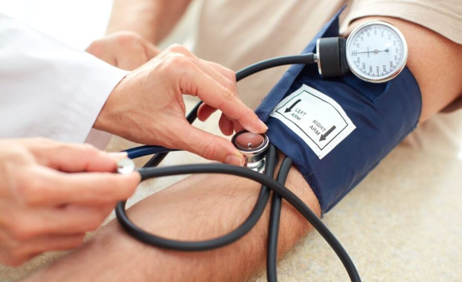 con il caldo la pressione arteriosa aumenta o diminuisce